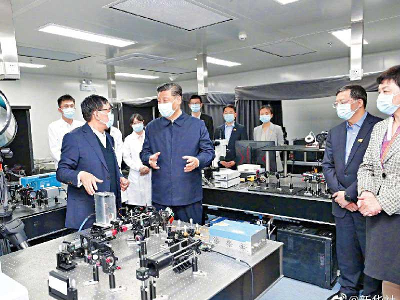 الرئيس الصيني يزور أمس الأول جامعة تشنخوا بمناسبة مرور 110 أعوام على تأسيسها (تويتر)n