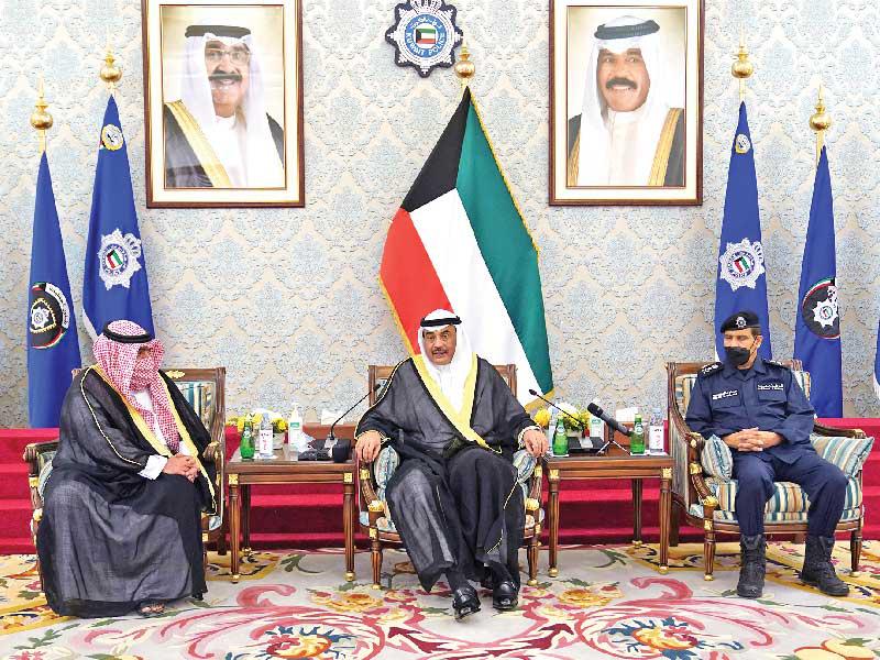  رئيس مجلس الوزراء سمو الشيخ صباح الخالد ووزير الداخلية والنهام خلال زيارة سموه لـ «الداخلية»