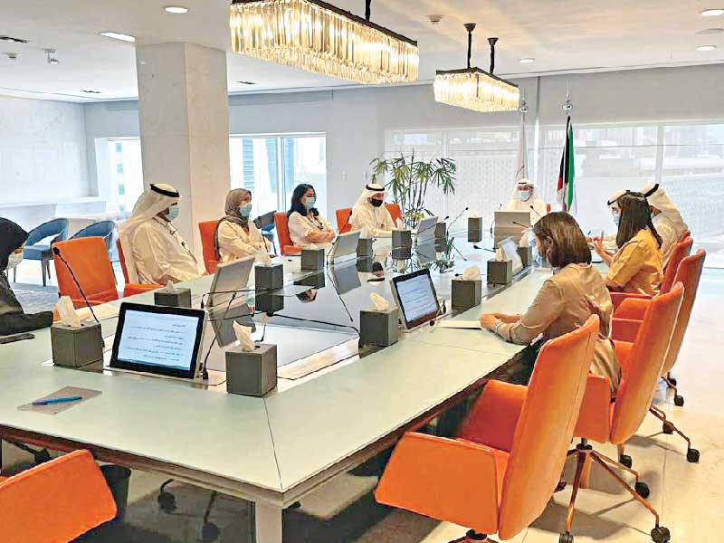  نائب رئيس مجلس الإدارة المدير العام لبنك الائتمان صلاح المضف خلال لقائه مديري إدارات فروع «الائتمان» أمسn