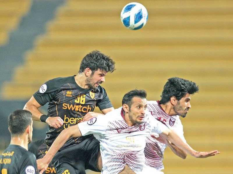 كرة هوائية مشتركة في مباراة القادسية والنصر