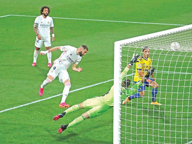 بنزيمة نجم ريال مدريد يسجل في مرمى قادش