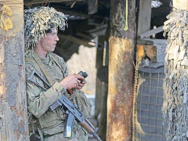 جندي أوكراني قرب الحدود في دونيتسك       (رويترز)