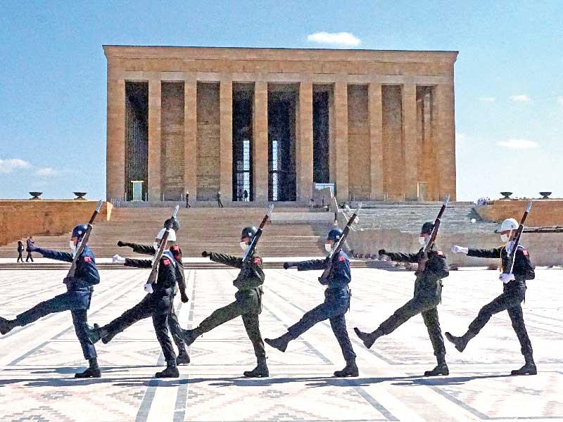 جنود أتراك في باحة ضريح اتاتورك أمس الأول (أ ف ب )