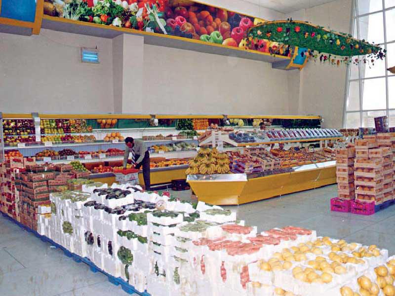 أحد أجنحة الخضار والفاكهة في الجمعيات التعاونيةn