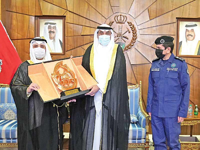 صباح الخالد يتسلم هدية تذكارية من الناصر خلال زيارته «قوة الإطفاء»