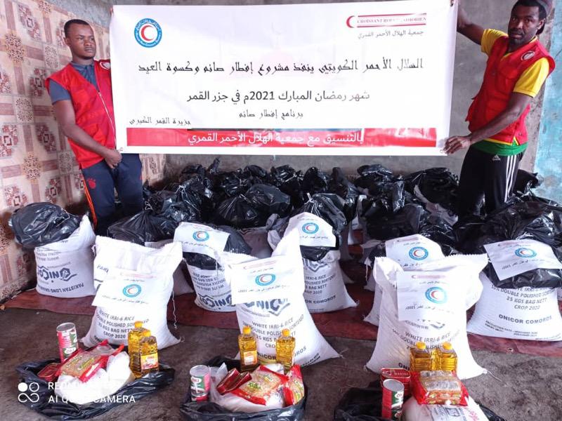 جانب من توزيع وجبات إفطار صائم