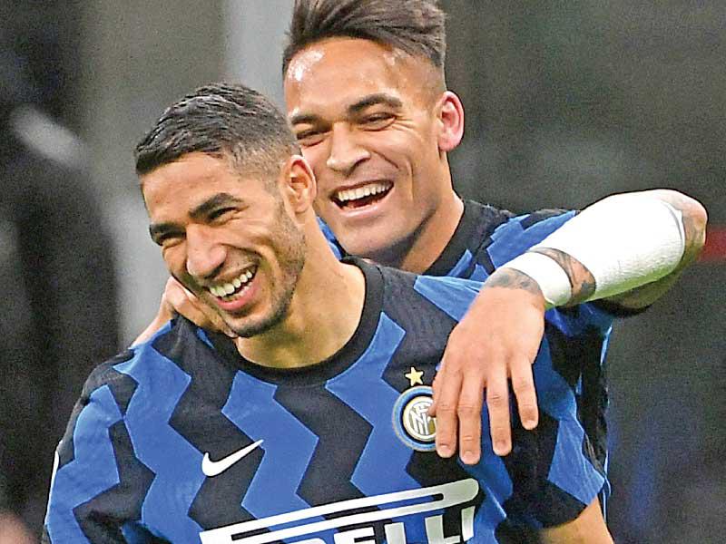 أشرف حكيمي ولاوتارو مارتينبيز نجما الإنتر