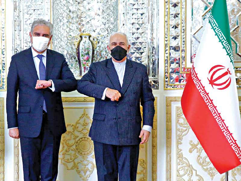 وزير الخارجية الإيراني محمد جواد ظريف مستقبلاً نظيره الباكستاني شاه محمود قريشي في طهران الخميس الماضيt   (إرنا)