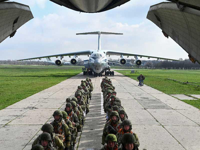 عناصر من الجيش الروسي تدخل إلى طائرة «إيليوشن» خلال التدريبات الأخيرة في ميناء تاغانروغ على بحر آزوف              (رويترز)