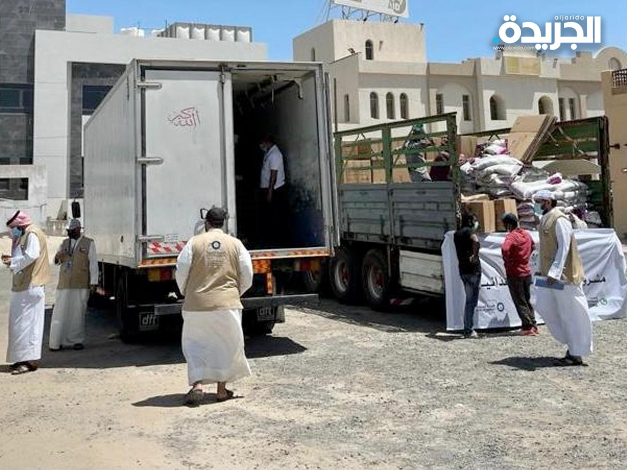 جانب من توزيع السلال الغذائية