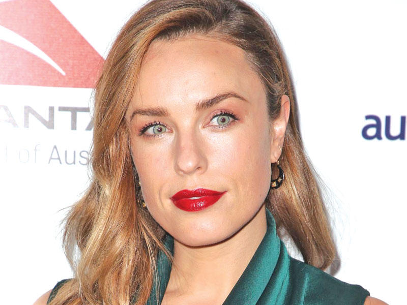 الممثلة جيسيكا ماكنامي