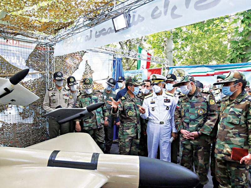 قادة أفرع الجيش خلال تدشين أسلحة ومعدات جديدة في طهران أمس (إرنا)