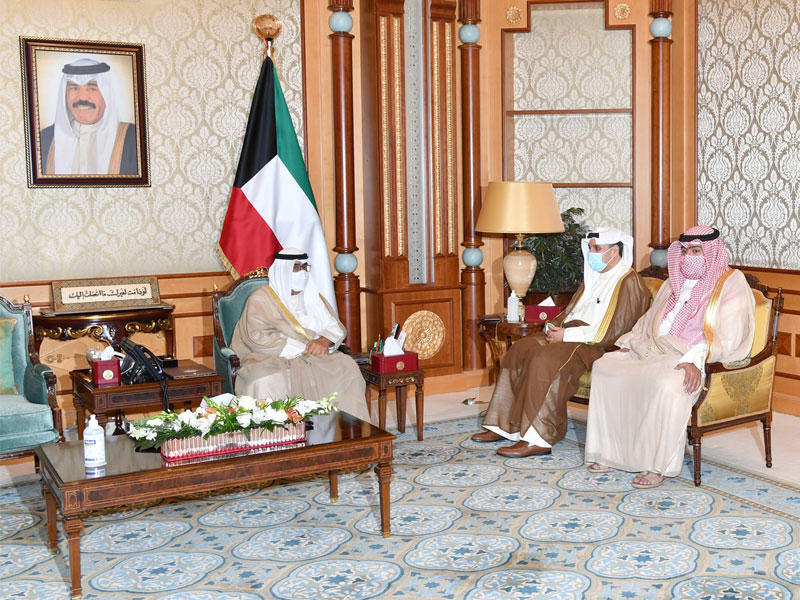 سمو ولي العهد الشيخ مشعل الأحمد مستقبلاً وزراء الدفاع والخارجية والداخلية أمس