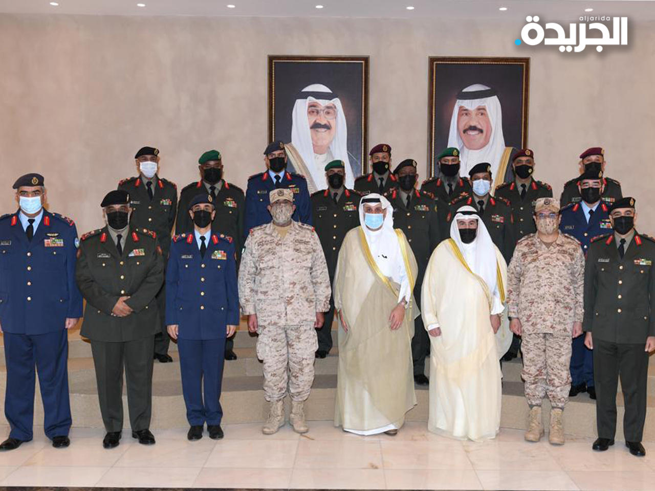   نائب رئيس مجلس الوزراء وزير الدفاع الشيخ حمد الجابر ورئيس الاركان العامة للجيش الفريق الركن خالد الصالح  يتوسطان قيادات الجيش والضباط