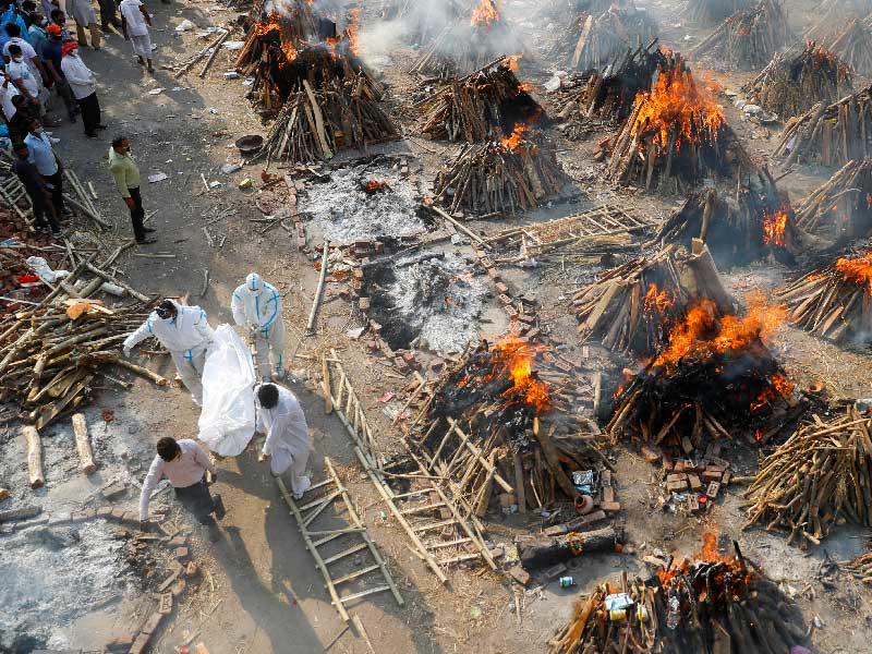 حرق جثث متوفين بكورونا في دلهي أمس     (رويترز)