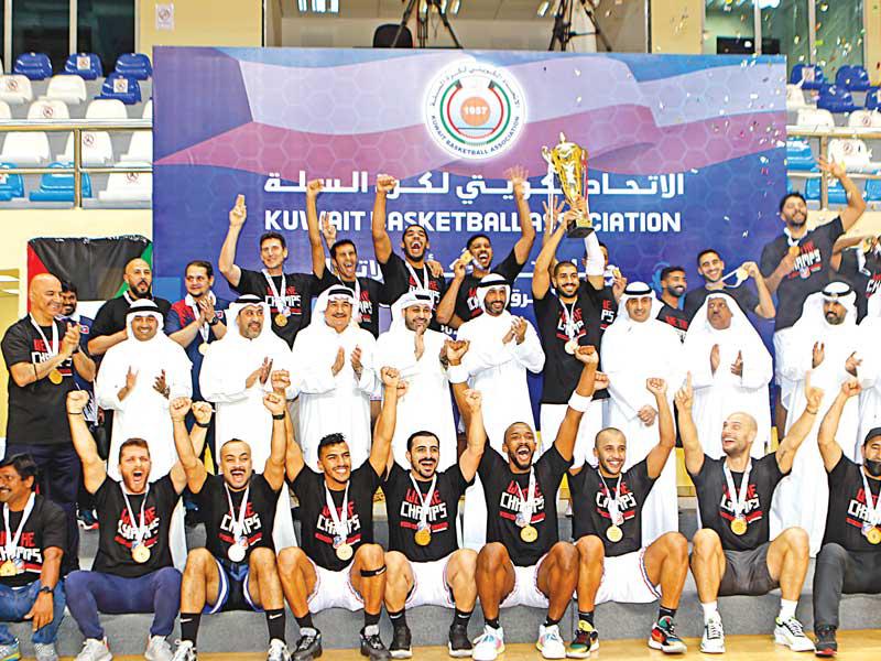 أبطال الأبيض على منصة التتويج