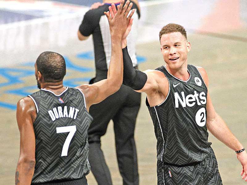 دورانت نجم نيتس يتلقى تحية زميله غريفين