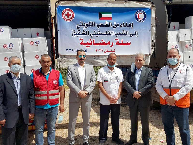 العنزي خلال تسليم السلال الرمضانية للاجئين الفلسطينيين في لبنان