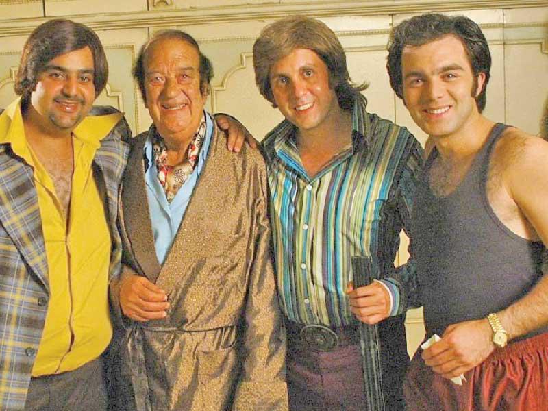 الممثل حسن حسني مع نجوم أحد أفلامه