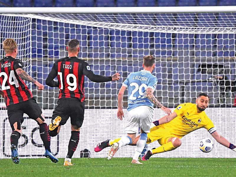 لازاري نجم لاتسيو يسجل هدفاً في مرمى ميلان