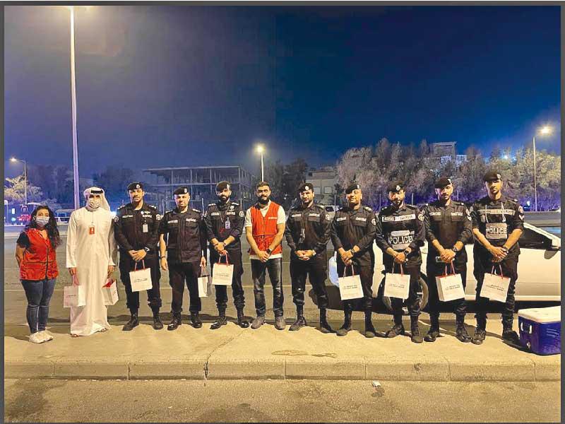 فريق بنك الخليج مع رجال الداخلية