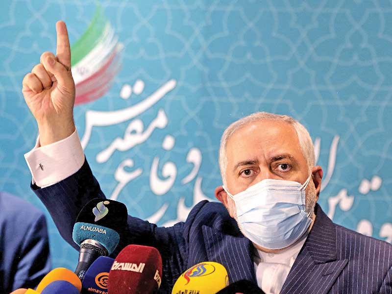 وزير الخارجية الإيراني محمد جواد ظريف منفعلاً خلال مؤتمر صحافي في فبراير الماضي (أ ف ب)