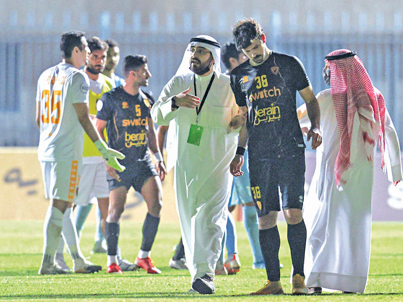 خلال الاحتجاج ويبدو فهد الفهد داخل الملعب