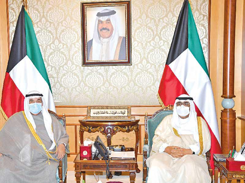 سمو ولي العهد الشيخ مشعل الأحمد مستقبلا سمو الشيخ ناصر المحمد أمس