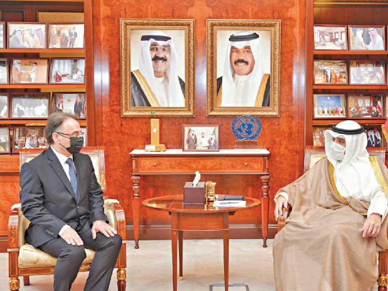  وزير الخارجية وزير الدولة لشؤون مجلس الوزراء الشيخ الدكتور أحمد الناصر مستقبلا سفير بلغاريا أمس