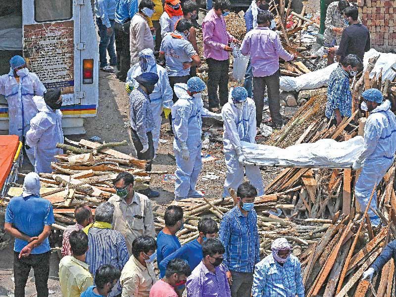 وصول جثث لساحة الحرق في نيودلهي أمس (أ ف ب)