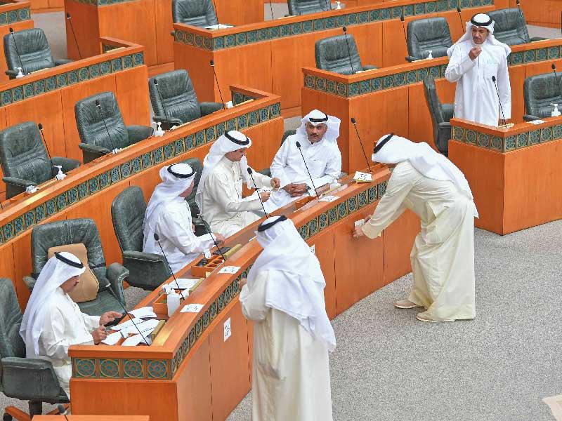 النواب يجلسون في أماكن الوزراء