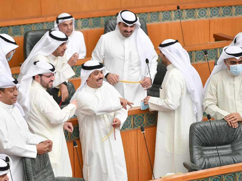 النواب في أحاديث باسمة مع الجالسين على مقاعد الوزراء