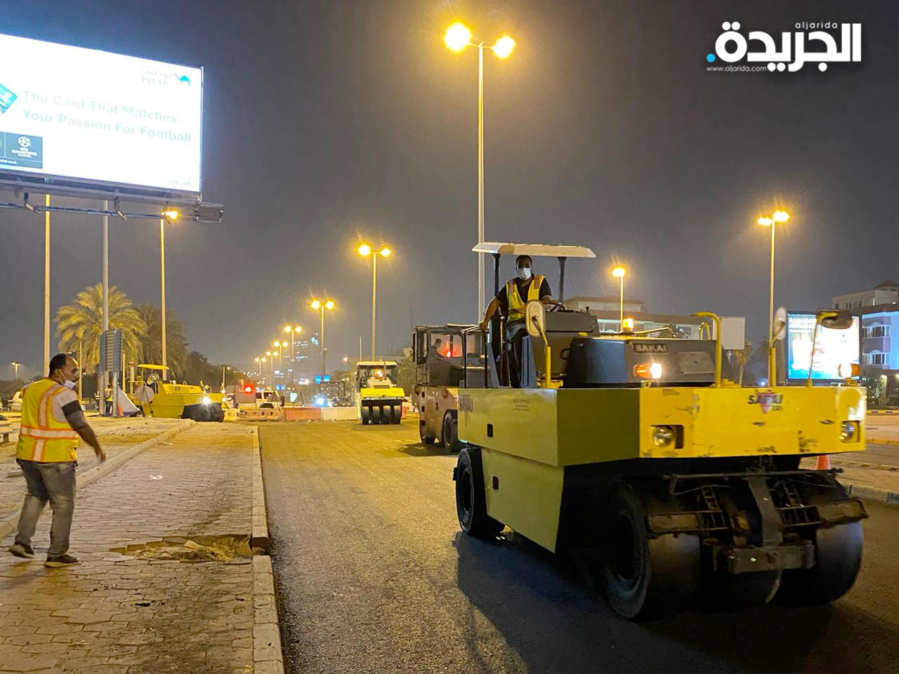 جانب من فرش أحد الطرق بالأسفلت