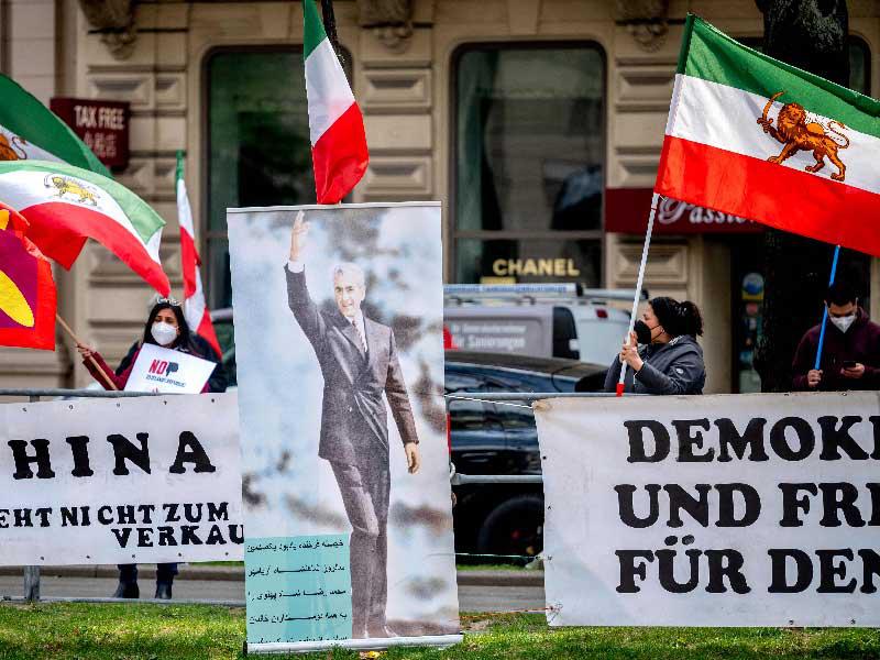 صورة للشاه الإيراني الأخير أمام فندق «غراند اوتيل» حيث تجري المحادثات النووية في فيينا                    (أ ف ب) 