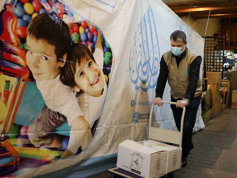 متطوّع لبناني من «جمعية أهل الخير» في بيروت                     (رويترز)