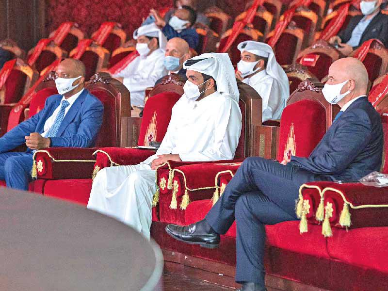 إنفانتينو والشيخ جوعان يتابعان إجراء مراسم سحب القرعة