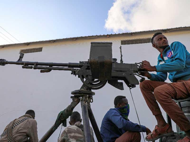 مقاتلون عشائريون معارضون في مقديشو (رويترز)