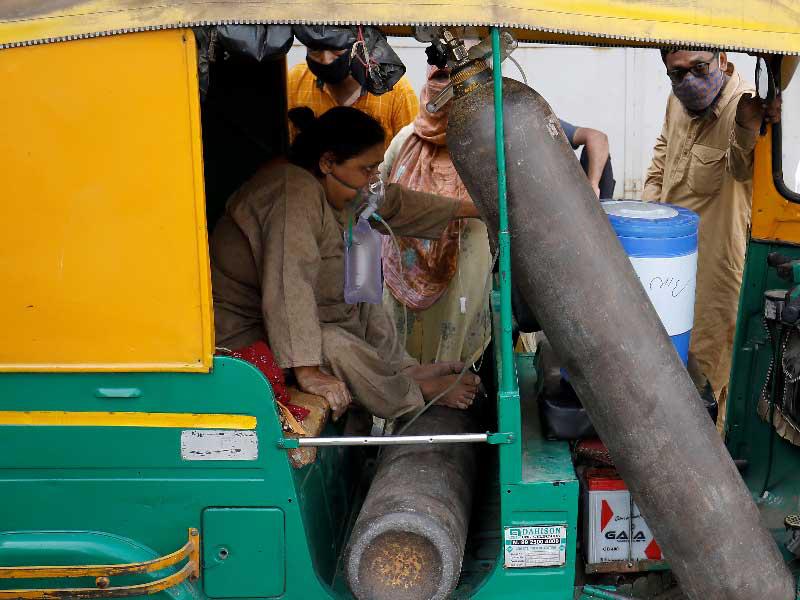 هندية تتلقى الأكسجين قبل دخول مستشفى أحمد آباد أمس (رويترز)