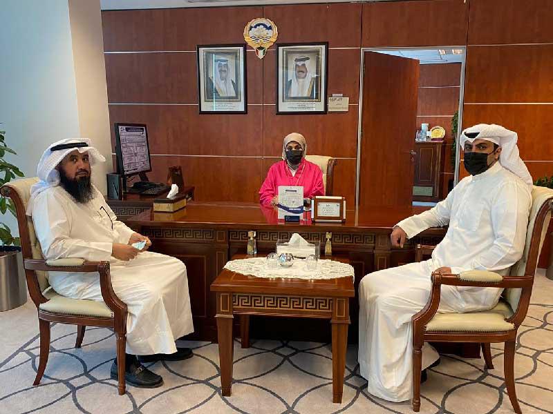 جانب من لقاء رئيس جمعية المهندسين فيصل العتل ونائبة المدير العام لقطاع التخطيط والتطوير الإداري في الهيئة العامة للقوى العاملة إيمان الأنصاري