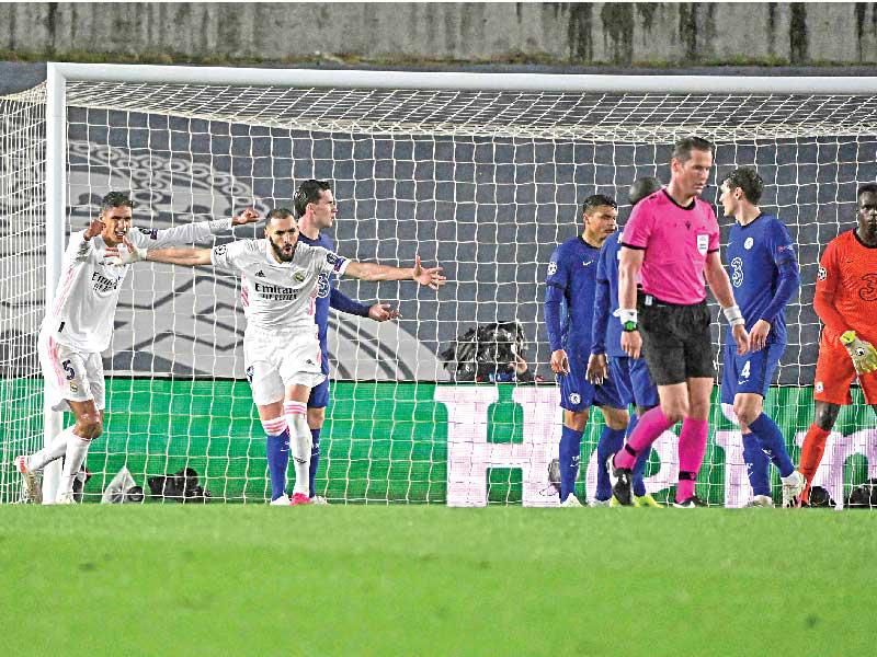 بنزيمة نجم ريال مدريد يحتفل بهدفه في مرمى تشلسي