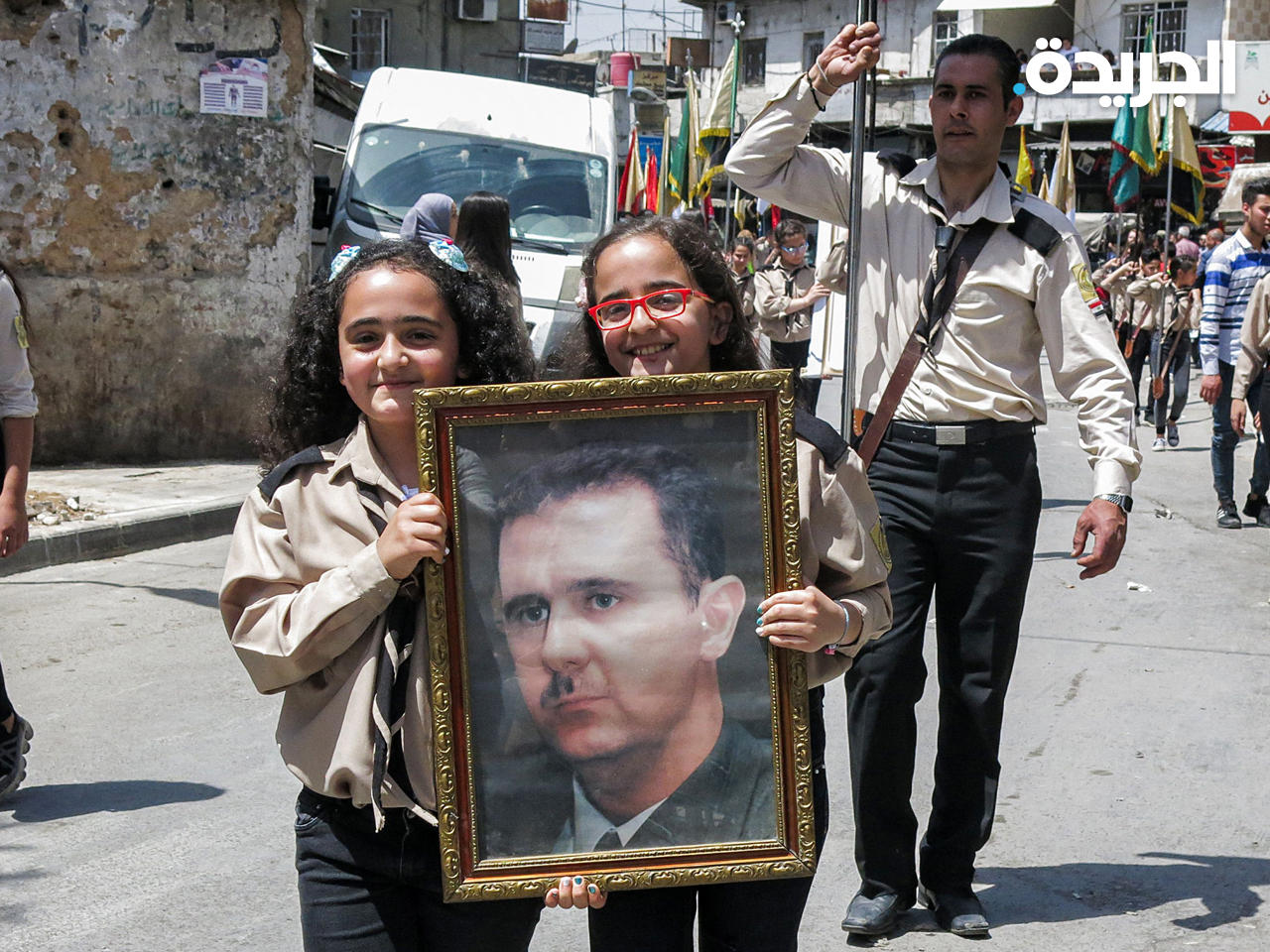 أطفال يحملون صورة بشار الأسد