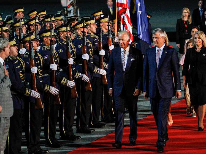 ‏الرئيس الأميركي جو بايدن في زيارة سابقة لأراضي البلقان مع رئيس كوسوفو هاشم تاتشي