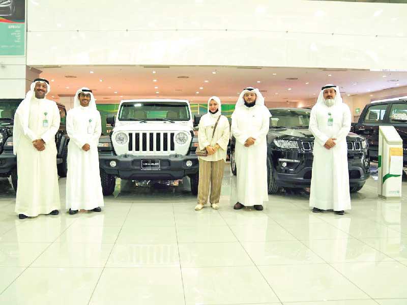 تسليم الجائزة للفائزة