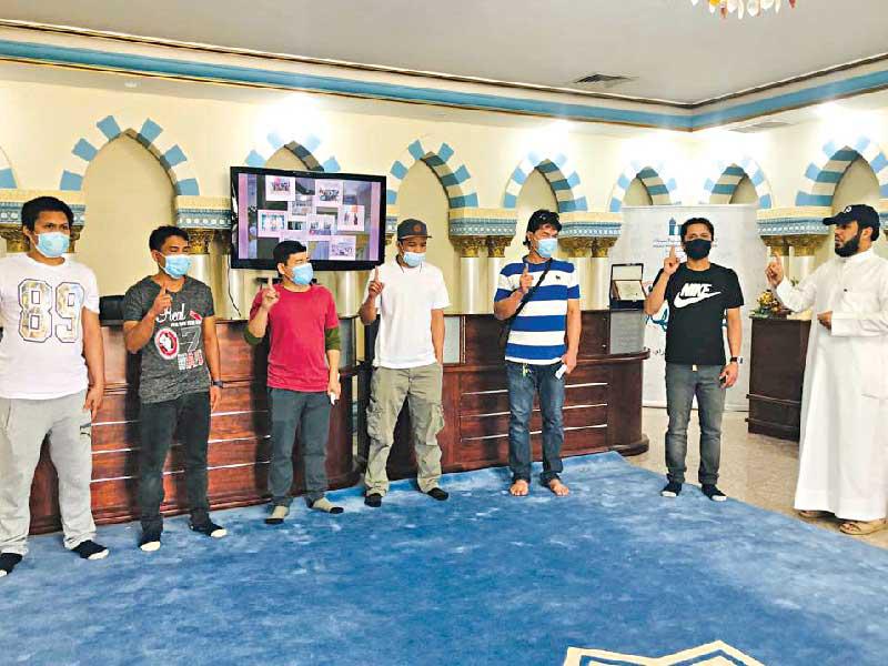  إشهار إسلام 215 مهتديا ومهتدية 