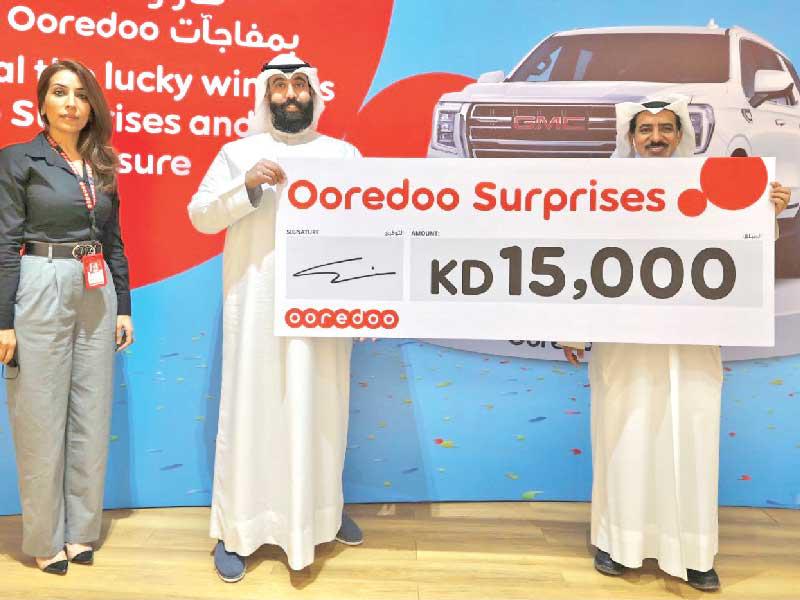 مديرة الخدمات الرقمية لدى Ooredoo الكويت سندس الشطي مع عبدالمحسن الفهد من Ooredoo مع الفائز
