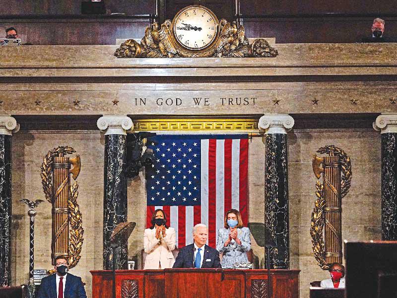 الرئيس الأميركي جو بايدن وخلفه بيلوسي وهاريس في الكونغرس أمس الأول  (أ ف ب)