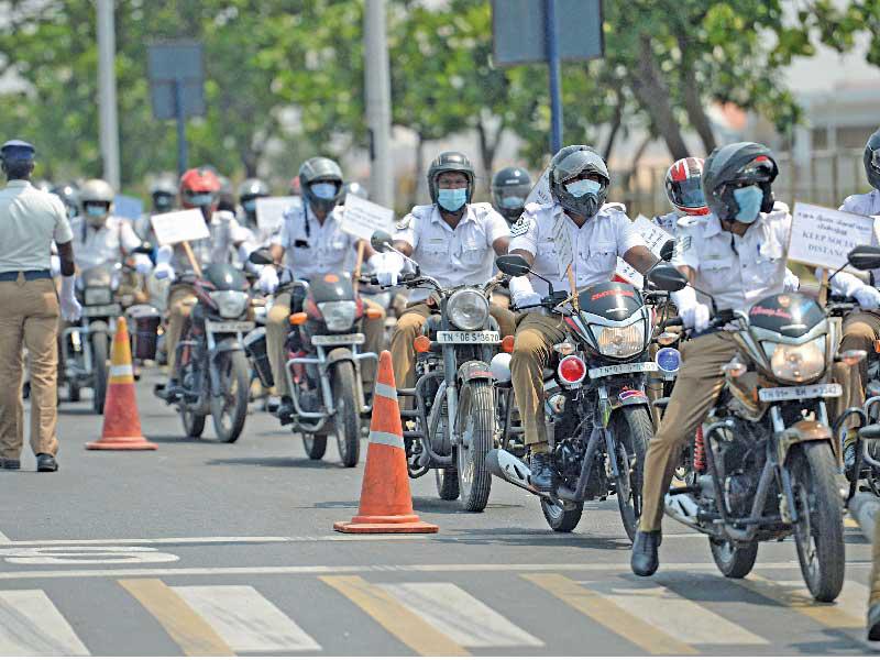 مسيرة للشرطة للتوعية بفيروس كورونا المستجد في الهند أمس   (أ ف ب)