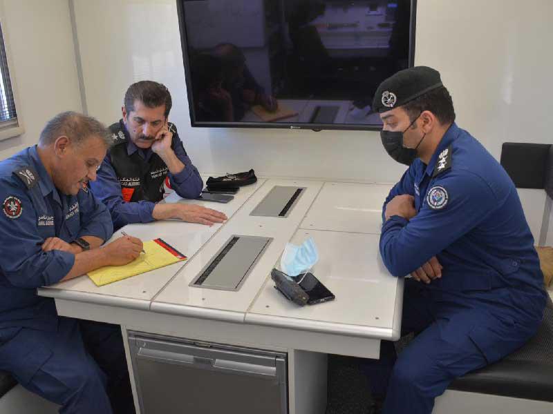 رئيس قوة الإطفاء العام الفريق خالد المكراد، ومساعده لشؤون المكافحة اللواء جمال البليهيص يشرفان على عمليات المكافحة 