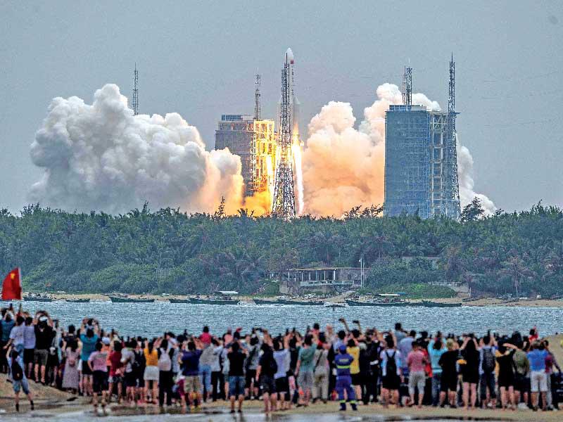 الصين تطلق صاروخاً إلى محطتها الفضائية  