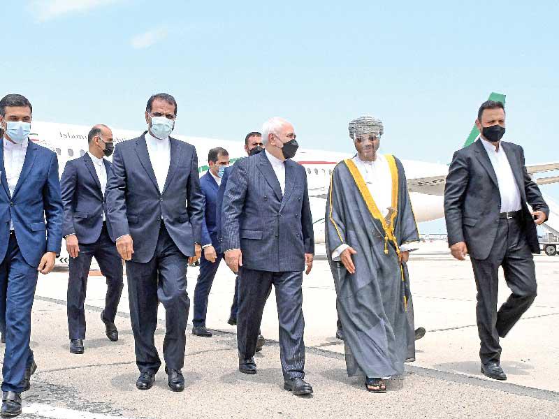 وزيرا خارجية عمان وإيران في مطار مسقط أمس الأول    (أ ف ب)